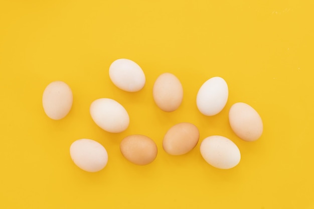Uova crude su sfondo giallo