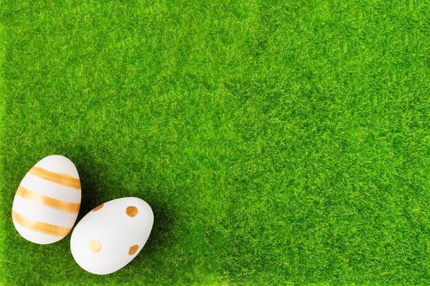 Uova d'oro di concetto del brunch della domenica di Pasqua su priorità bassa di festa dell'erba verde con lo spazio della copia