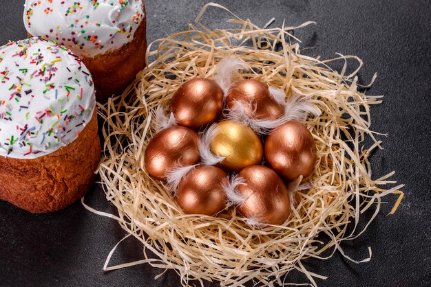 Uova d'oro di Pasqua nel nido, preparazione per le vacanze. Uova d'oro nel nido