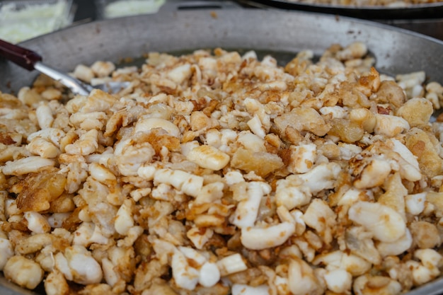 Uova di calamaro fritte mescolate di recente cucinate sulla pentola piana