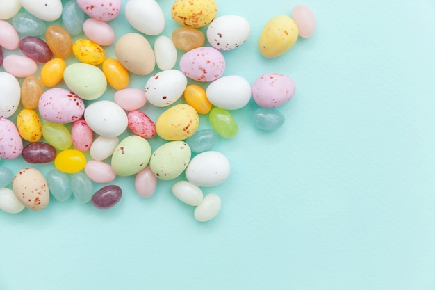 Uova di cioccolato della caramella di Pasqua e dolci del jellybean