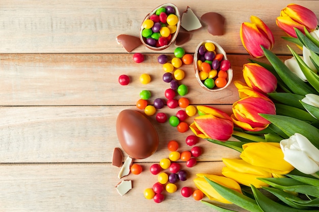 Uova di cioccolato e caramelle