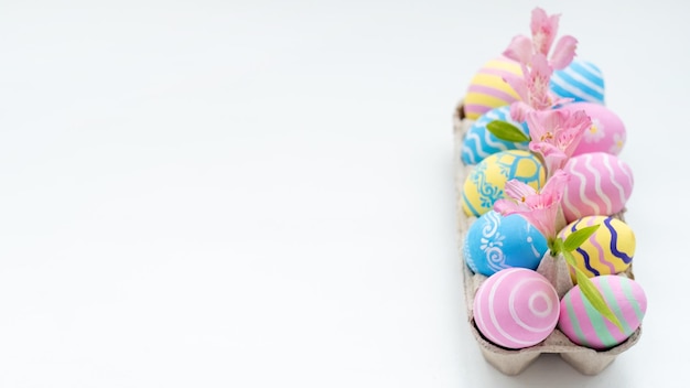 Uova di colore pastello della decorazione festiva dell'insegna di Pasqua