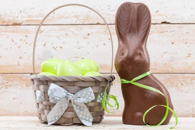 Uova di coniglietto di Pasqua al cioccolato e dolci su fondo rustico