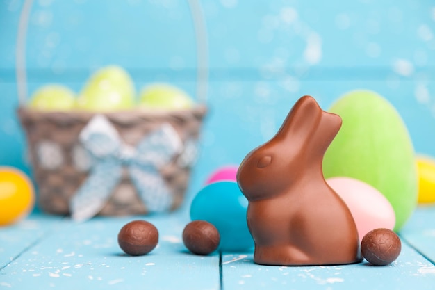 Uova di coniglietto di Pasqua al cioccolato e dolci su fondo rustico