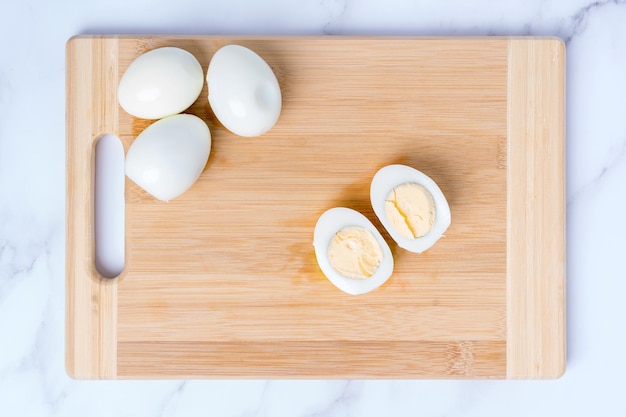 Uova di gallina bollite su un tagliere