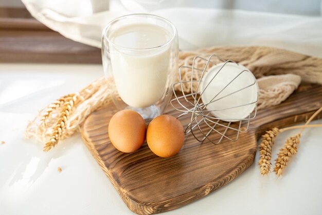 uova di gallina con fiori concetto di cibo fresco naturale