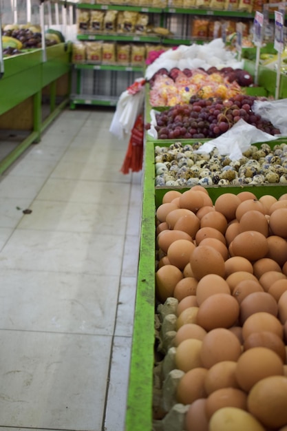 Uova di gallina esposte in una scatola di supermercato