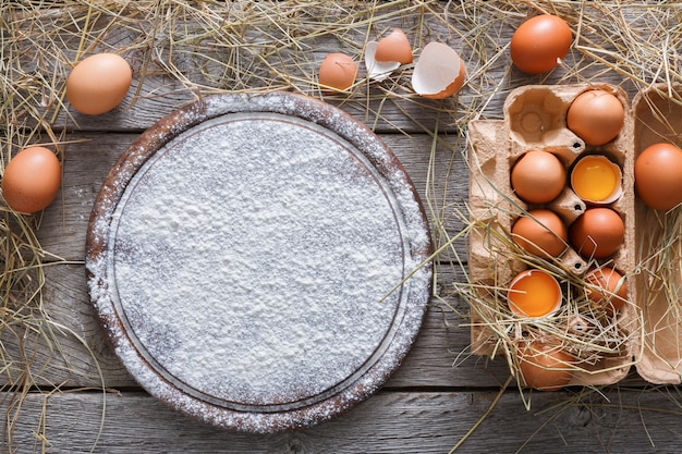 Uova di gallina fresche e farina