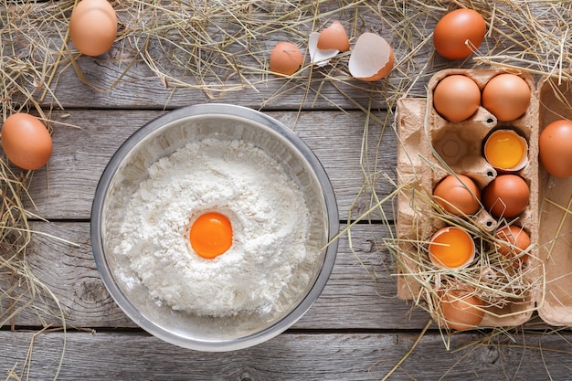 Uova di gallina fresche e farina