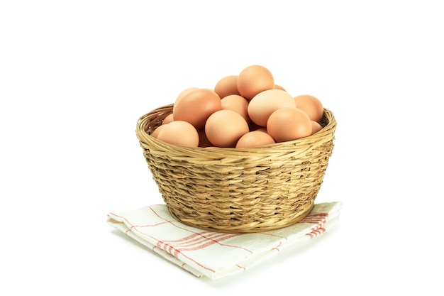 Uova di gallina fresche in un cesto di vimini