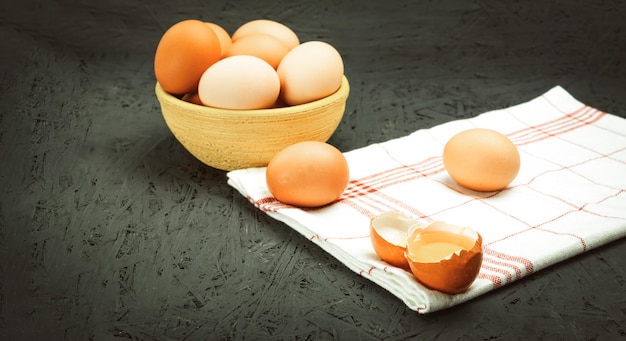 Uova di gallina fresche in un primo piano della ciotola