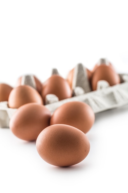 Uova di gallina fresche in vassoio pater isolato su sfondo bianco.