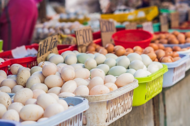 Uova di gallina in cesti colorati