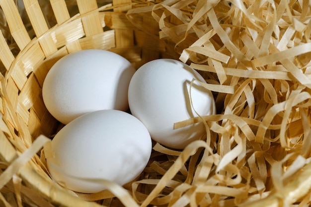 Uova di gallina in un cesto di prodotti biologici