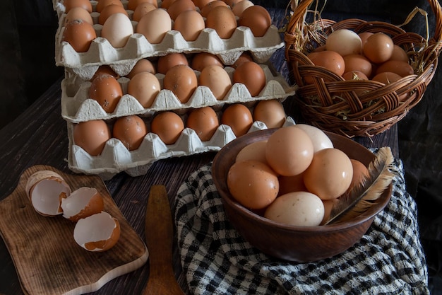 Uova di gallina in un piatto di argilla e vassoi sul tavolo