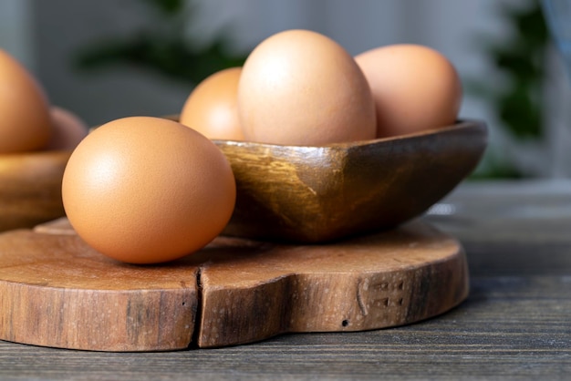 Uova di gallina sdraiate sul tavolo alcune uova di gallina fresche sul tavolo durante la cottura