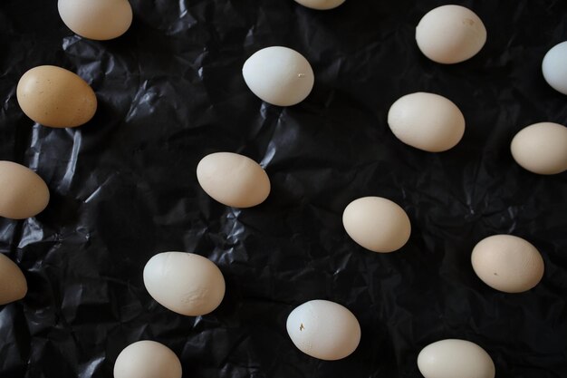 Uova di gallina su sfondo nero Uova di gallina sono simmetriche Poche uova su sfondo nero
