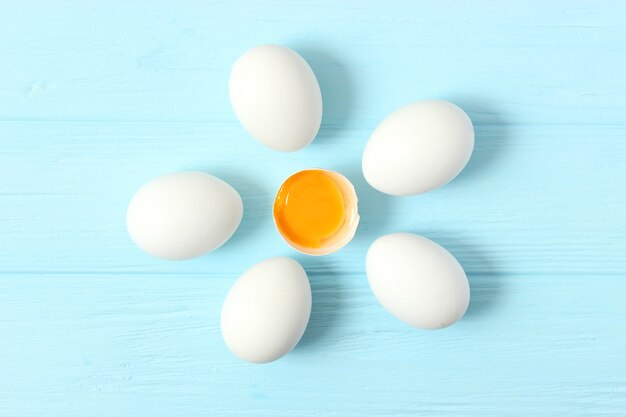 Uova di gallina su uno sfondo colorato prodotti agricoli uova naturali