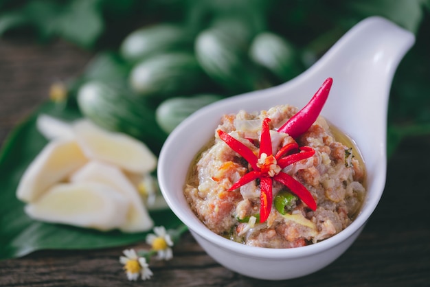 Uova di granchi in noce di cocco Chili Dip con le verdure sulla tavola di legno