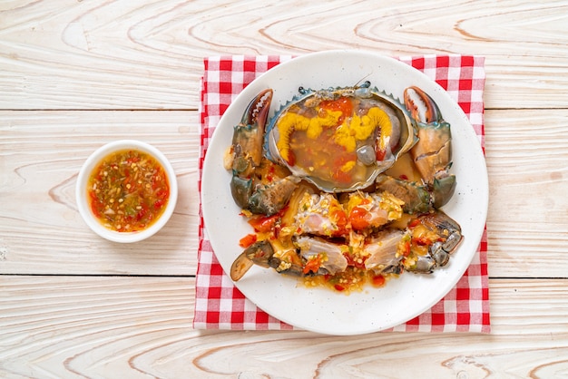 Uova Di Granchio Sottaceto Con Salsa Piccante Di Frutti Di Mare