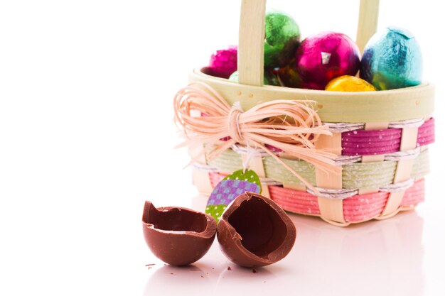 Uova di Pasqua al cioccolato avvolte in fogli colorati.