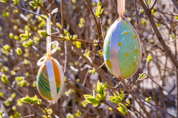 Uova di Pasqua al cioccolato con dentro una sorpresa.