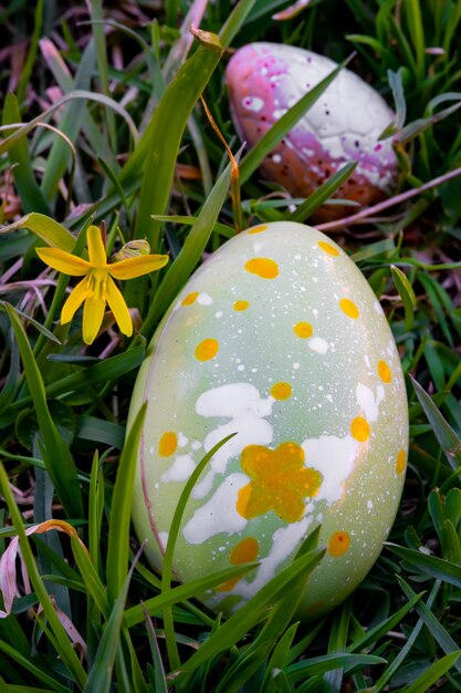 Uova di Pasqua al cioccolato con dentro una sorpresa.