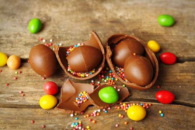 Uova di Pasqua al cioccolato su fondo di legno