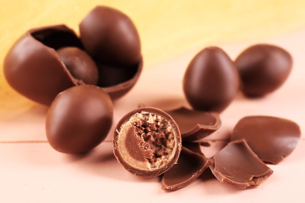 Uova di Pasqua al cioccolato sulla tavola di legno con il primo piano di tulle