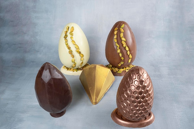 Uova di Pasqua assortite con latte di pistacchi e cioccolato fondente_1