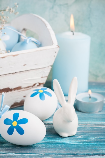Uova di Pasqua blu bianche, coniglio