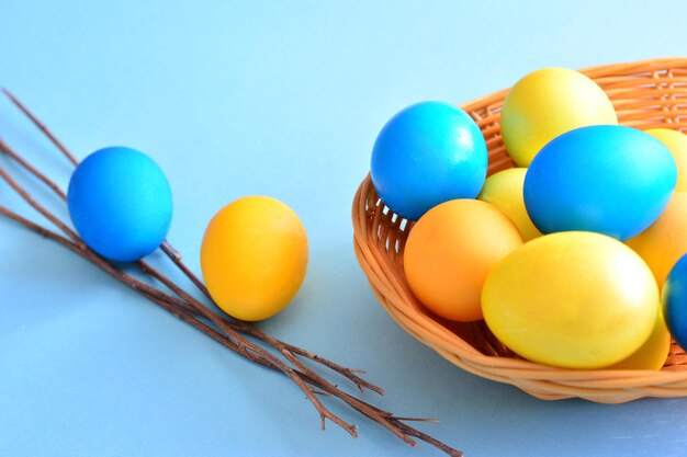 uova di Pasqua blu e gialle nel cestino carta di auguri