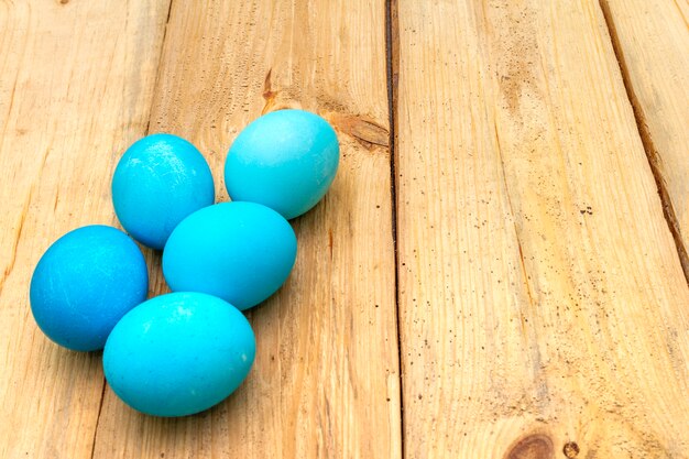 Uova di Pasqua blu su superficie di legno