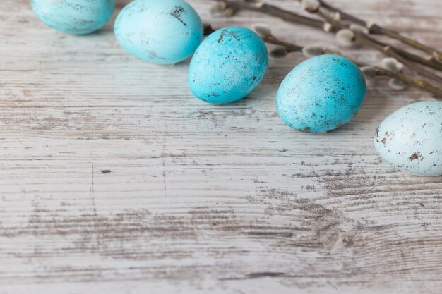 Uova di Pasqua blu sulla vecchia tavola bianca. Concetto di Pasqua e primavera