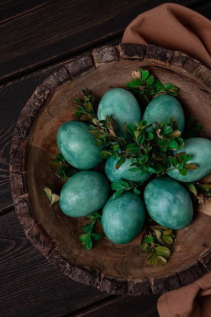 uova di Pasqua boxwood marmo verde in un piatto di legno vista superiore casalinga nessuna gente