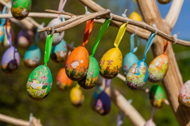 Uova di Pasqua Che appendono su una filiale