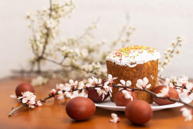 Uova di Pasqua colorate con fiori di primavera. Confine di festa dell'uovo colorato. Torta di Pasqua