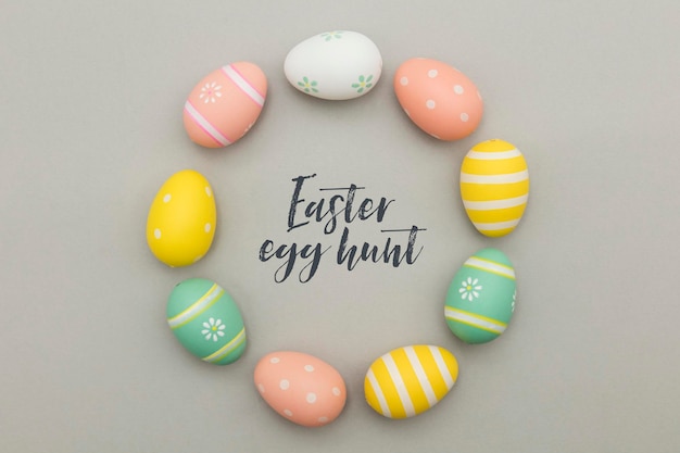 Uova di Pasqua colorate con un messaggio di Pasqua scritto a mano