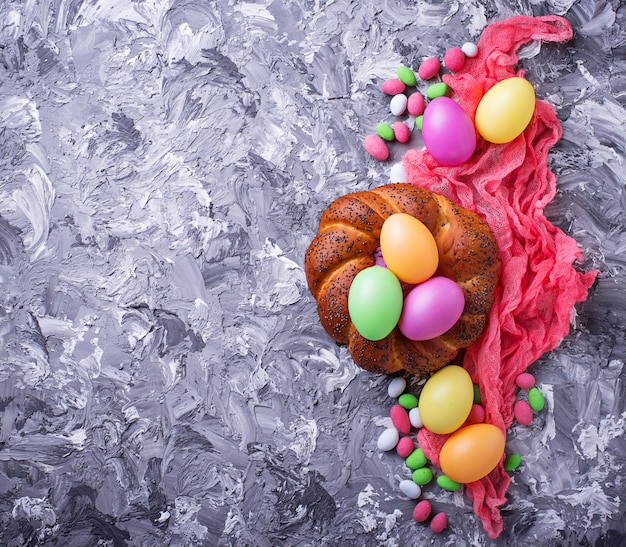 Uova di Pasqua colorate e pane di vimini