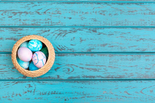 Uova di Pasqua colorate in un cestino