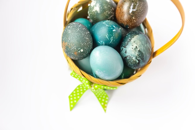 Uova di Pasqua colorate in un cesto Arredamento festivo tradizionale