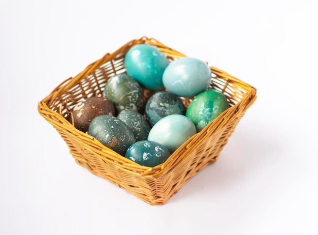 Uova di Pasqua colorate in un cesto Arredamento festivo tradizionale