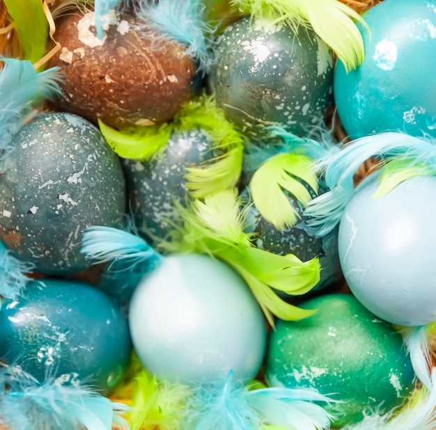 Uova di Pasqua colorate in un cesto Arredamento festivo tradizionale