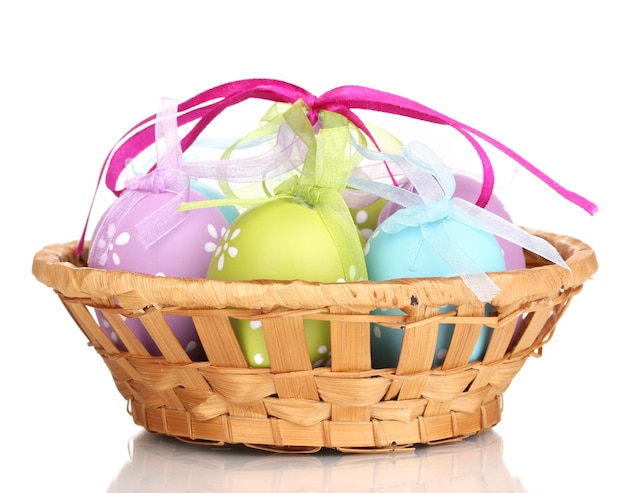 Uova di Pasqua colorate nel carrello isolate su bianco