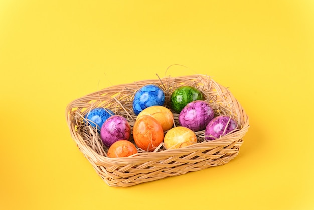 Uova di Pasqua colorate nel cestino