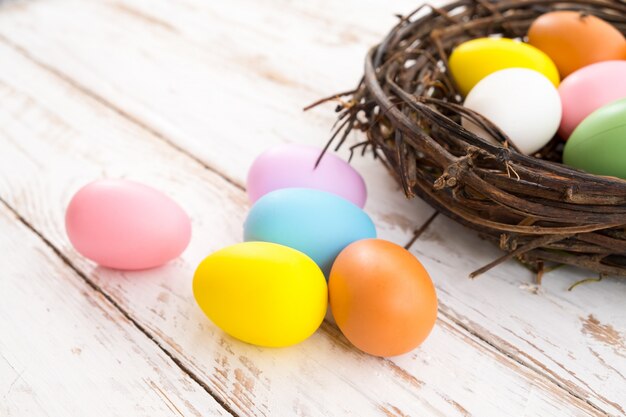 Uova di Pasqua colorate nel nido con fiore. Vacanze nella stagione primaverile. tonalità di colore vintage