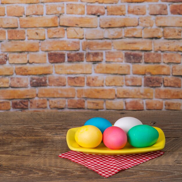 Uova di Pasqua colorate per le feste