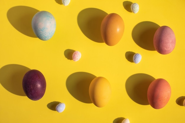 Uova di Pasqua colorate su sfondo giallo