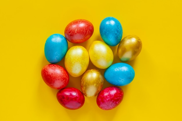 Uova di Pasqua colorate su sfondo giallo